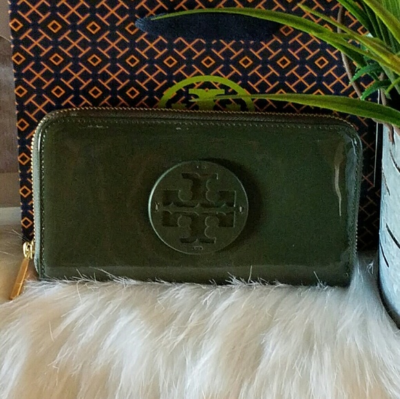 Tory burch banana leaf stacked logo patent wallet - Picture 3 of 5